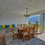 Pezzo 2-bedroom Lakeview With Shared Garden And Terrace San Siro (Lombardy)
