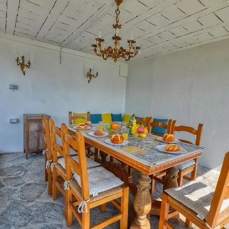 Pezzo 2-bedroom Lakeview With Shared Garden And Terrace Apartment San Siro (Lombardy)