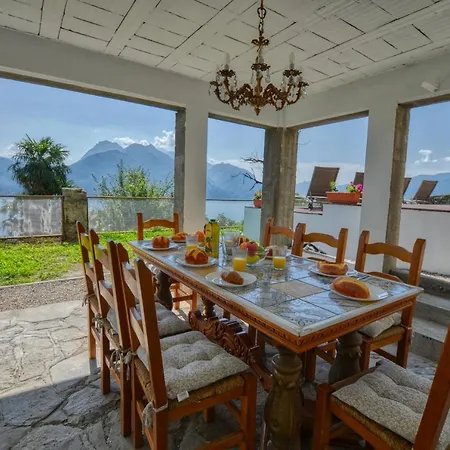 Pezzo 2-bedroom Lakeview With Shared Garden And Terrace Διαμέρισμα *