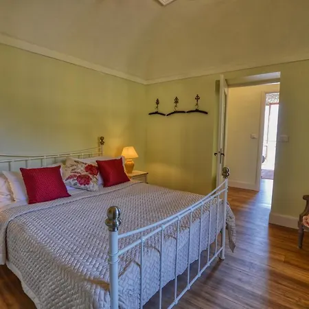 Pezzo 2-bedroom Lakeview With Shared Garden And Terrace Διαμέρισμα *