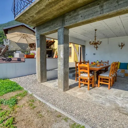 Pezzo 2-bedroom Lakeview With Shared Garden And Terrace Διαμέρισμα