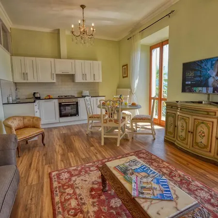 Pezzo 2-bedroom Lakeview With Shared Garden And Terrace