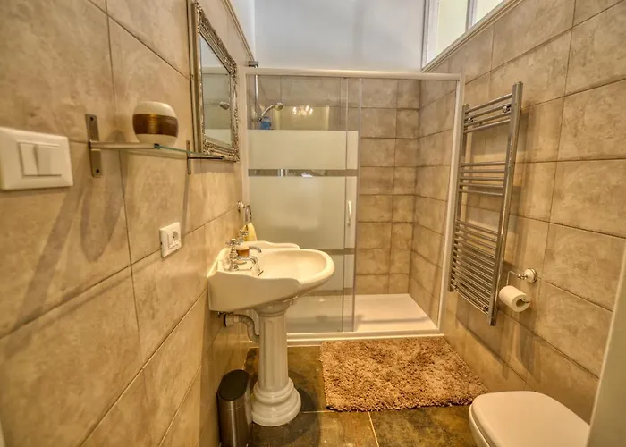 Pezzo 2-bedroom Lakeview With Shared Garden And Terrace سان سيرو